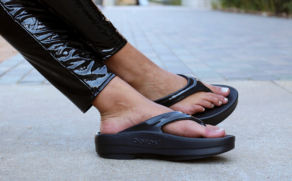 WOMEN'S OOMEGA THONG SANDAL - BLACK